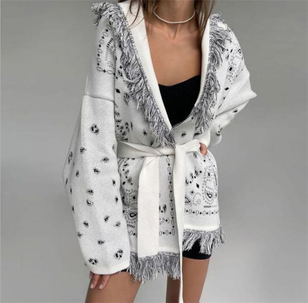 Női kötött mellény rojtokkal és övvel