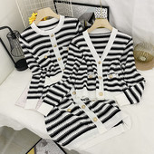 Naiste triibuline vest spitsikaelusega ja nööpidega