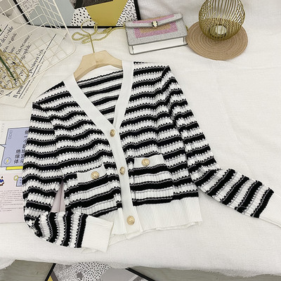 Naiste triibuline vest spitsikaelusega ja nööpidega