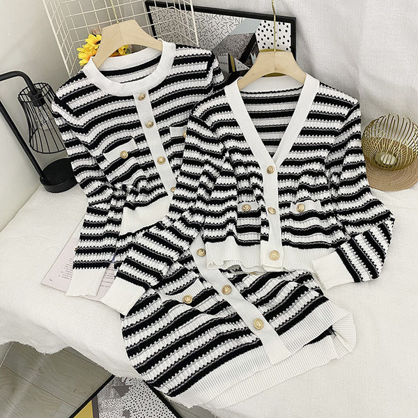 Naiste triibuline vest spitsikaelusega ja nööpidega