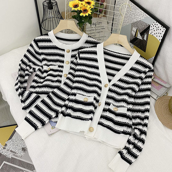 Naiste triibuline vest spitsikaelusega ja nööpidega