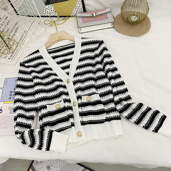 Naiste triibuline vest spitsikaelusega ja nööpidega