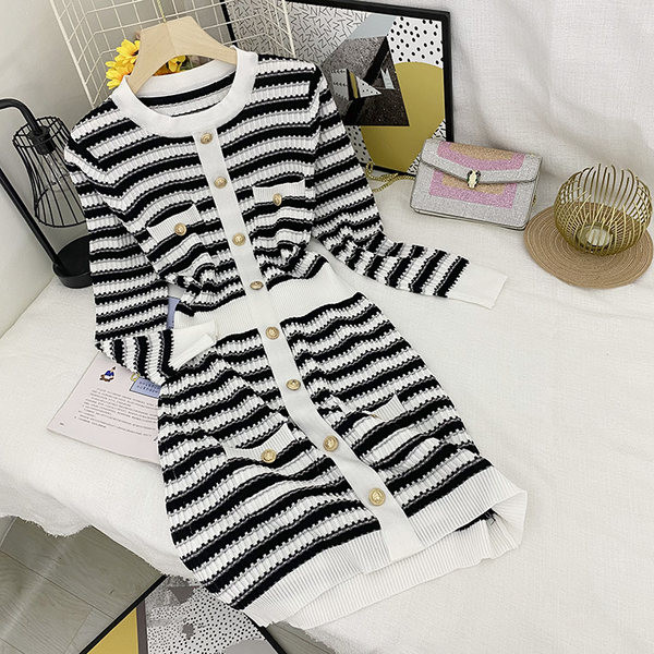 Naiste triibuline vest spitsikaelusega ja nööpidega