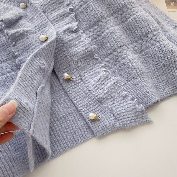 Uue mudeli vest spits-kaelusega ja nööpidega