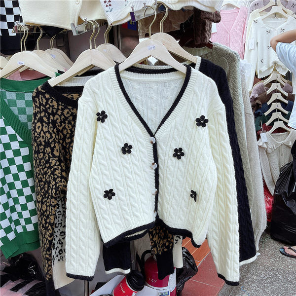 Moodne naiste vest spits-kaelusega ja 3D-elemendiga