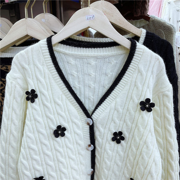 Moodne naiste vest spits-kaelusega ja 3D-elemendiga