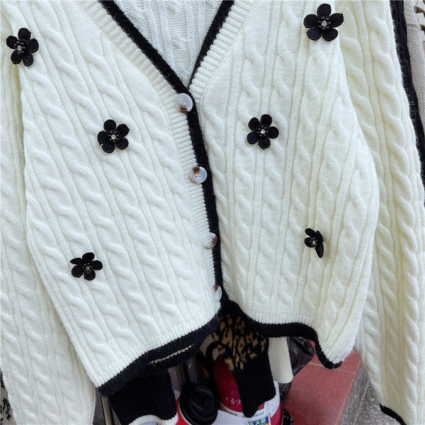 Moodne naiste vest spits-kaelusega ja 3D-elemendiga