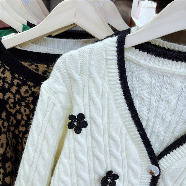 Moodne naiste vest spits-kaelusega ja 3D-elemendiga