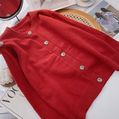 Μοντέρνο γυναικείο μοντέλο σε γιλέκο