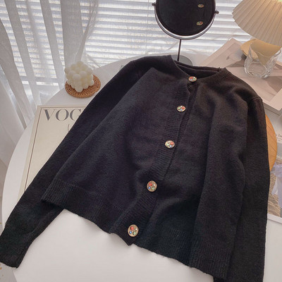 Μοντέρνο γυναικείο μοντέλο σε γιλέκο