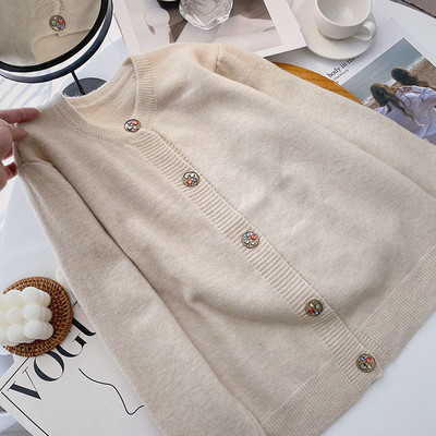 Μοντέρνο γυναικείο μοντέλο σε γιλέκο