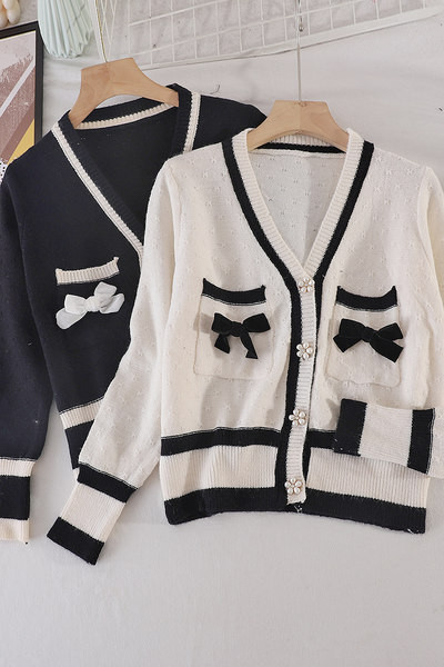 Női kardigán zsebekkel és fehér és fekete szalaggal