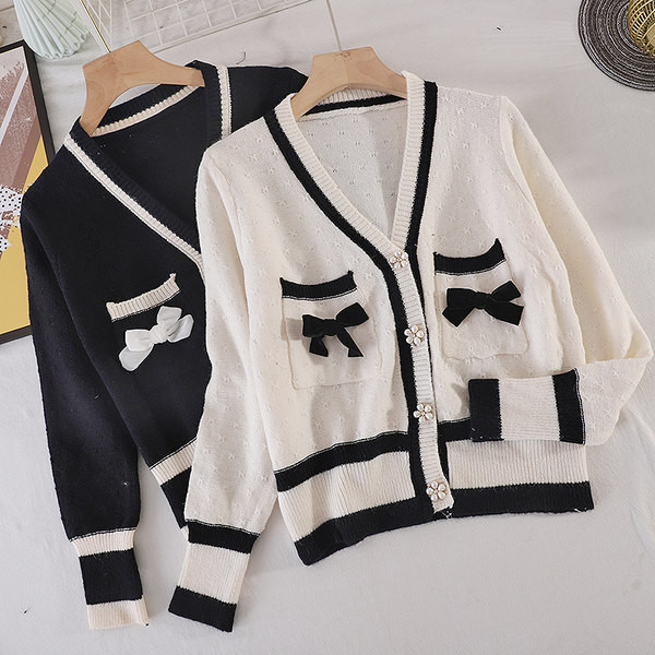 Női kardigán zsebekkel és fehér és fekete szalaggal