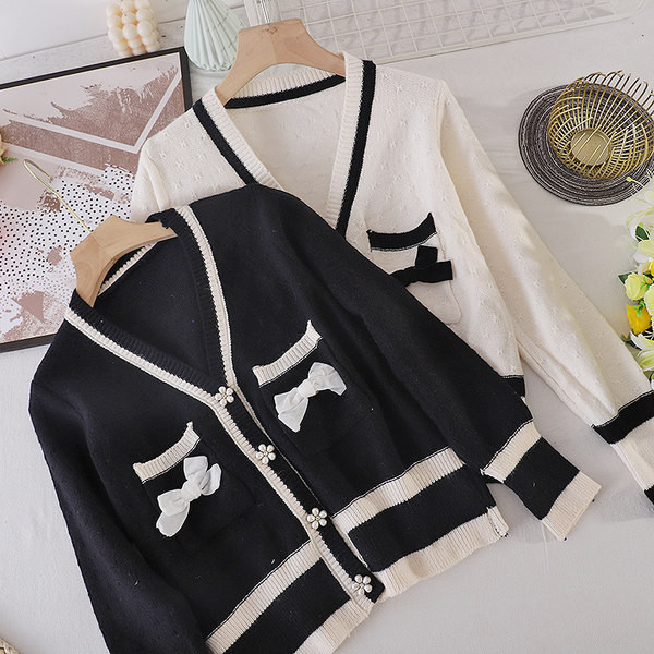 Női kardigán zsebekkel és fehér és fekete szalaggal