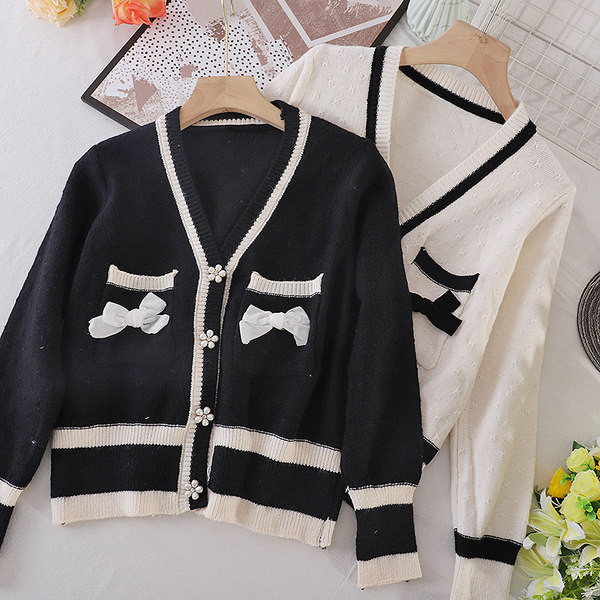 Női kardigán zsebekkel és fehér és fekete szalaggal