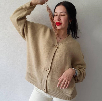 Μοντέρνο γυναικείο γιλέκο με κουμπιά και λαιμόκοψη spitz