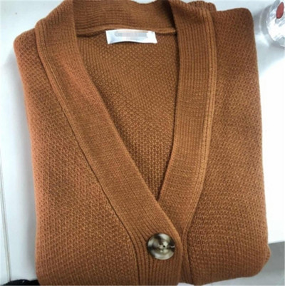 Μοντέρνο γυναικείο γιλέκο με κουμπιά και λαιμόκοψη spitz