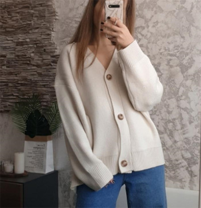 Μοντέρνο γυναικείο γιλέκο με κουμπιά και λαιμόκοψη spitz