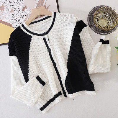 Naiste nööpide ja ovaalse kaelusega kardigan, valge ja must