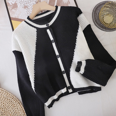 Naiste nööpide ja ovaalse kaelusega kardigan, valge ja must