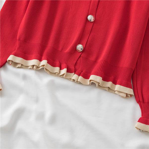 Нов модел дамска модерна жилетка с къдри и копчета 