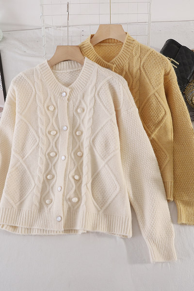 Mitmes värvitoonis pärlitega naistevest