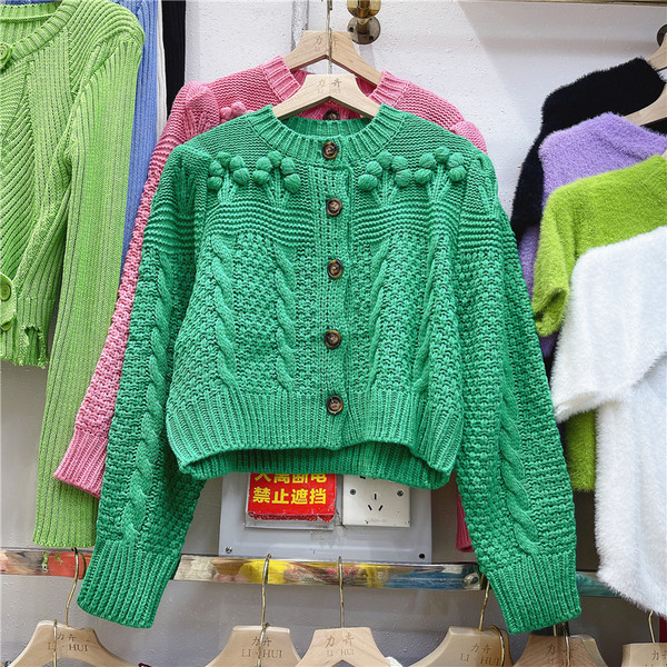 Πλεκτή γυναικεία ζακέτα με οβάλ λαιμόκοψη και κουμπιά