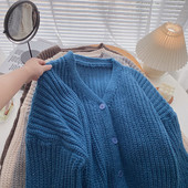 Naiste laia kardiganiga mudel spits-kaelusega