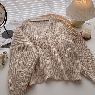 Naiste laia kardiganiga mudel spits-kaelusega