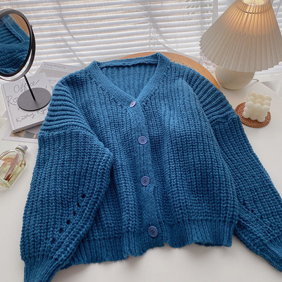 Naiste laia kardiganiga mudel spits-kaelusega