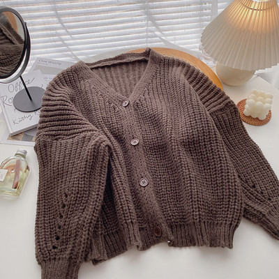 Naiste laia kardiganiga mudel spits-kaelusega