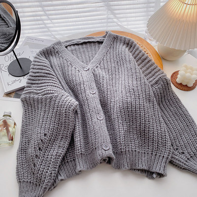 Naiste laia kardiganiga mudel spits-kaelusega