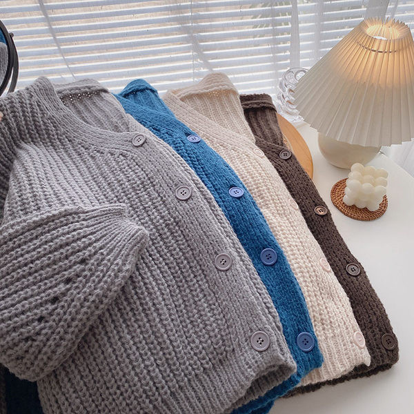 Naiste laia kardiganiga mudel spits-kaelusega