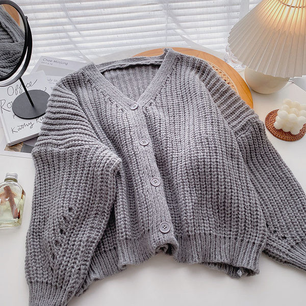 Naiste laia kardiganiga mudel spits-kaelusega