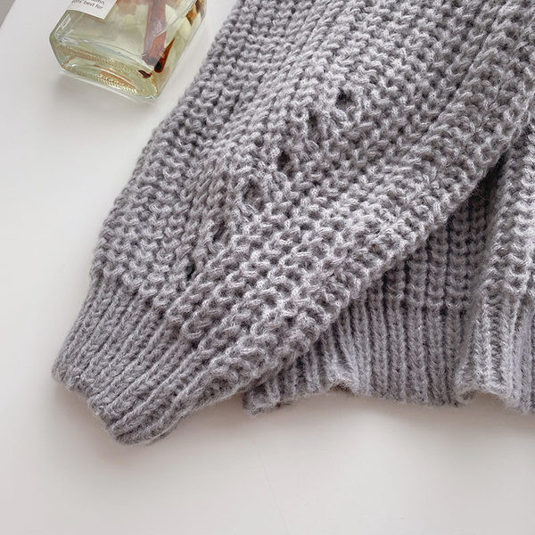 Naiste laia kardiganiga mudel spits-kaelusega