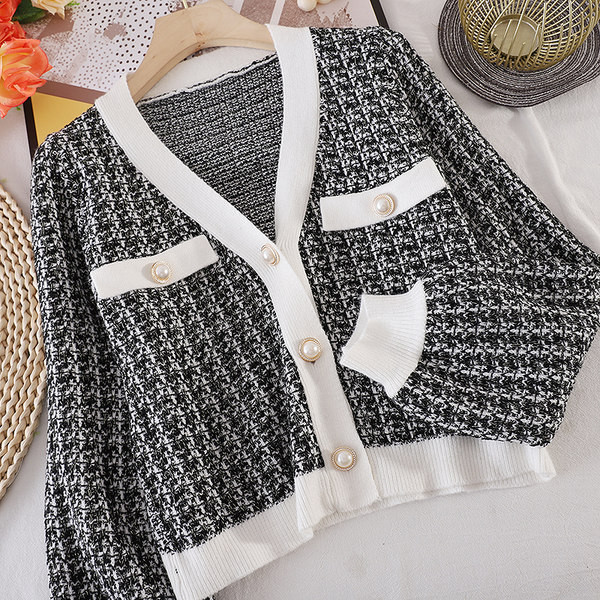 Γυναικεία ζακέτα με πέρλες  και λαιμόκοψη σε γκρι χρώμα