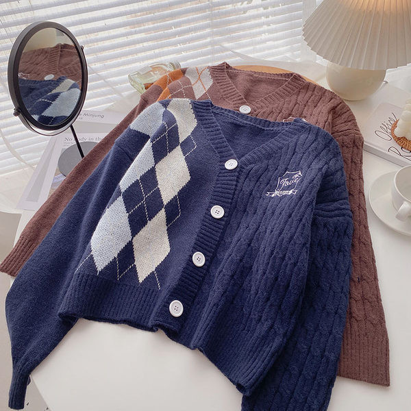 Lai naiste kampsun nööpide ja spitsikaelusega