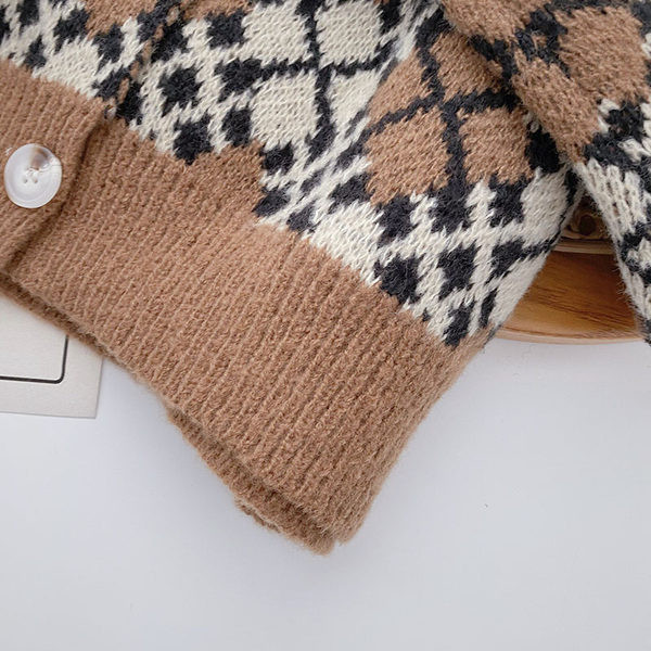 Πολύχρωμη γυναικεία ζακέτα με κουμπιά και οβάλ λαιμόκοψη