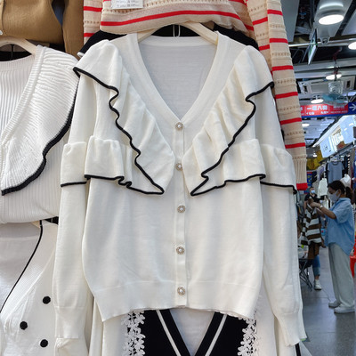 Moodne lokkide ja spitsikaelusega naistevest