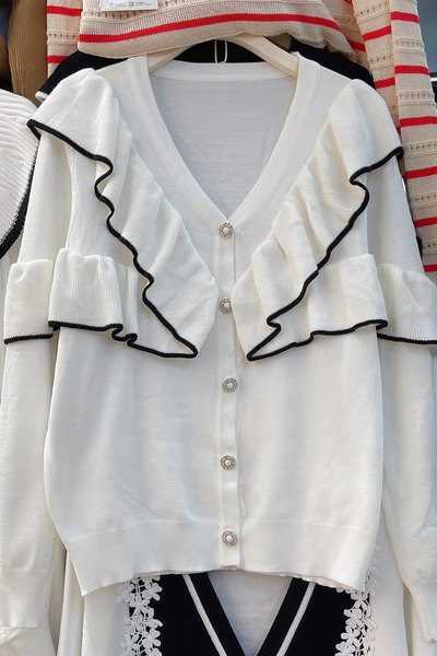 Moodne lokkide ja spitsikaelusega naistevest