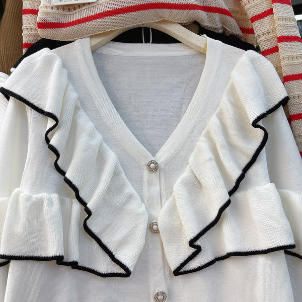 Moodne lokkide ja spitsikaelusega naistevest