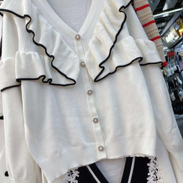 Moodne lokkide ja spitsikaelusega naistevest