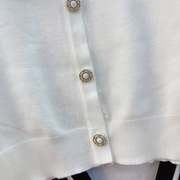 Moodne lokkide ja spitsikaelusega naistevest