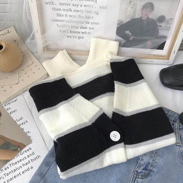 Γυναικεία ριγέ ζακέτα με V-λαιμόκοψη