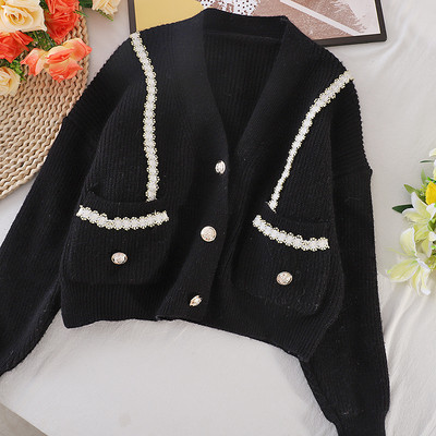 Valge ja musta värvi pärlite ja nööpidega naiste vest