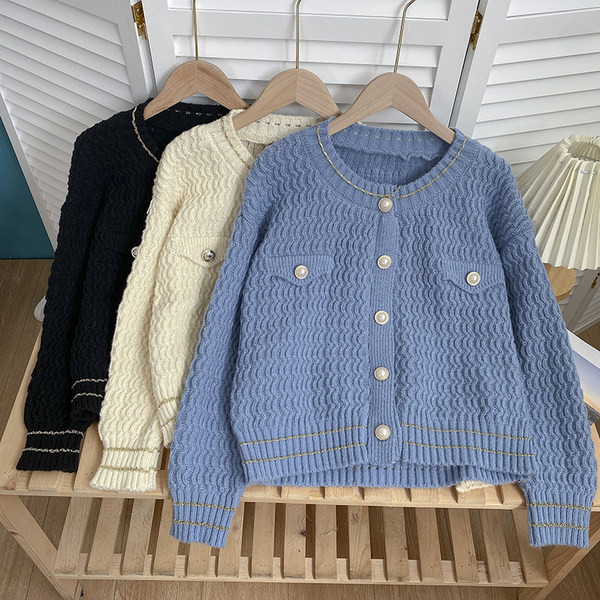 Γυναικεία πλεκτή ζακέτα με πέρλες και στρογγυλή λαιμόκοψη