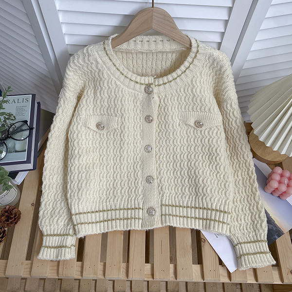 Γυναικεία πλεκτή ζακέτα με πέρλες και στρογγυλή λαιμόκοψη