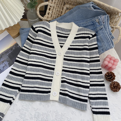 Naiste triibuline vest nööpide ja spitsikaelusega