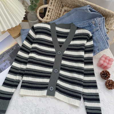 Naiste triibuline vest nööpide ja spitsikaelusega