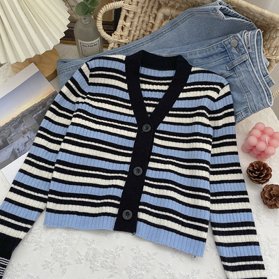 Naiste triibuline vest nööpide ja spitsikaelusega